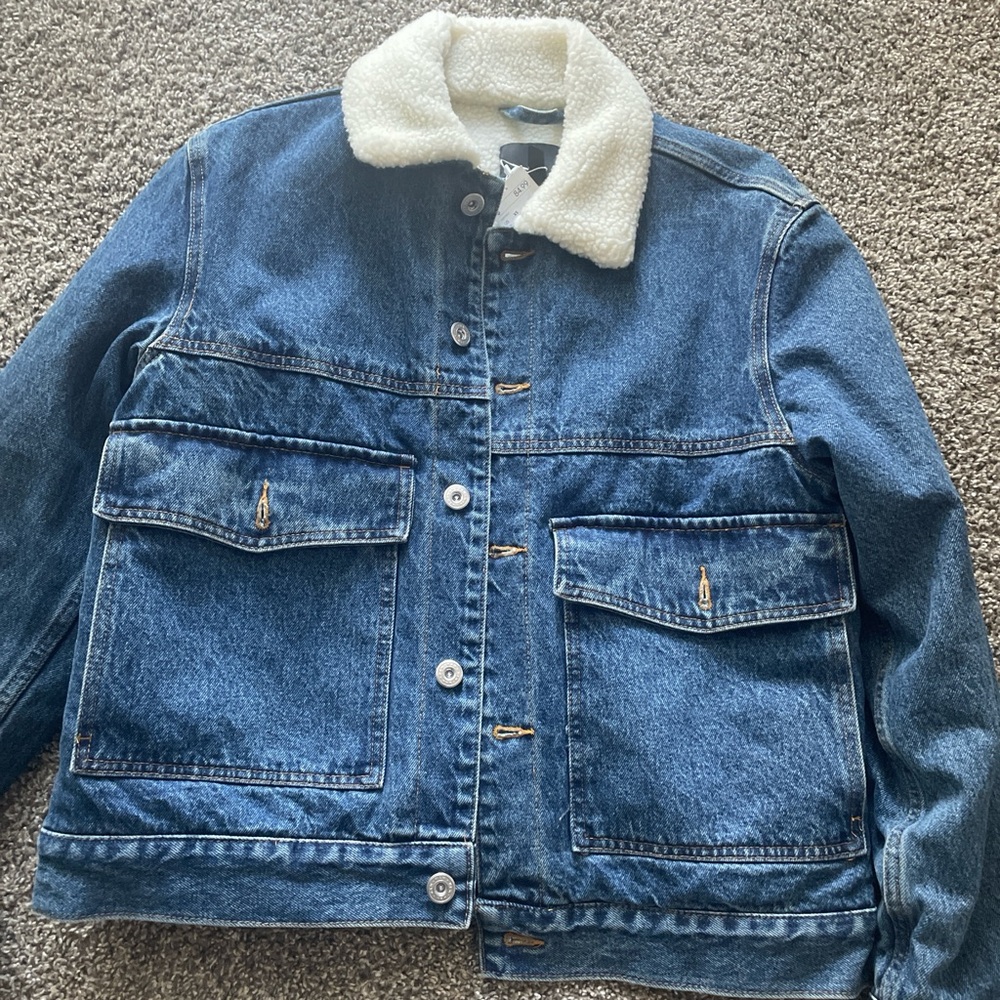 NWT -  Men’s H&M Sherpa lined Denim Jacket 
Button down 
Size: XS